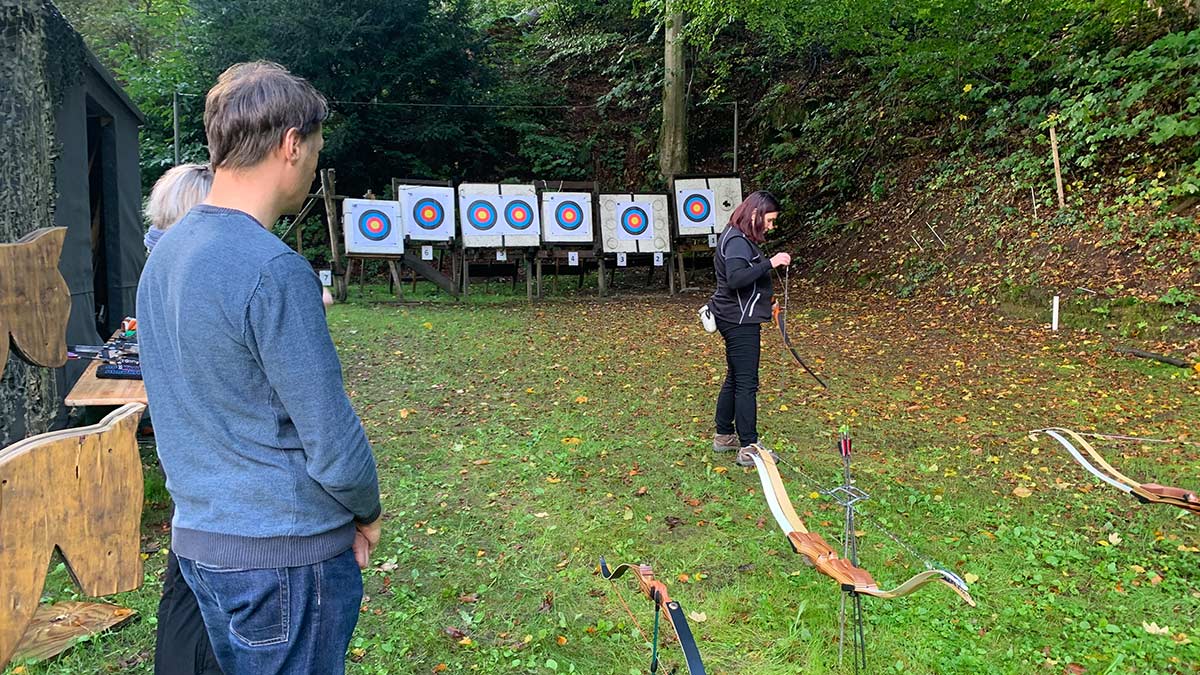 Teamevent Bogenschießen - Einweisung mit Elke